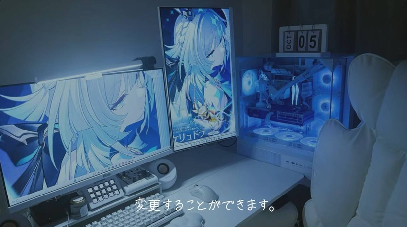 気分によってライティングを変更できるPC。白いデスク環境のアクセントにもなっている（C）碧衣うい / aoi ui ch.