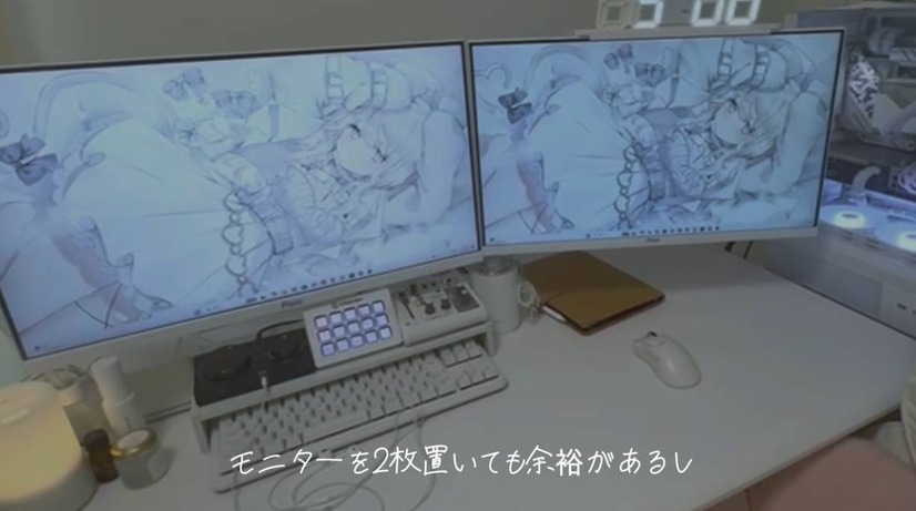 角が丸くデザインされたPixioの電動昇降ゲーミングデスク。柔らかい印象でホワイトカラーとの相性が良い（C）碧衣うい / aoi ui ch.
