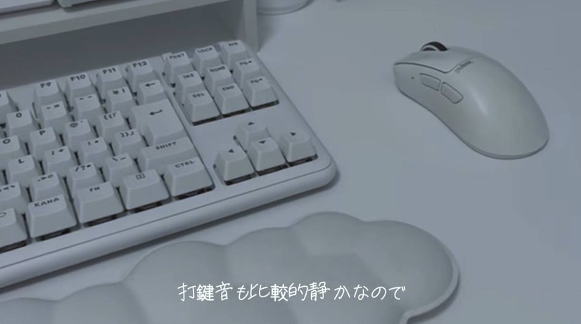 オーロラコレクションの白いキーボード「G713」。見た目の可愛さと静音性を両立（C）碧衣うい / aoi ui ch.