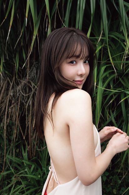 『橘舞1st写真集 わたしは猫になりたい』(撮影:小塚毅之)