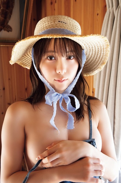『橘舞1st写真集 わたしは猫になりたい』(撮影:小塚毅之)
