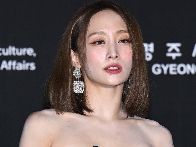 ミニスカから美脚がスラリ…KARA・ニコル、夏先取りの肌見せスタイルに反響「神ビジュアル」