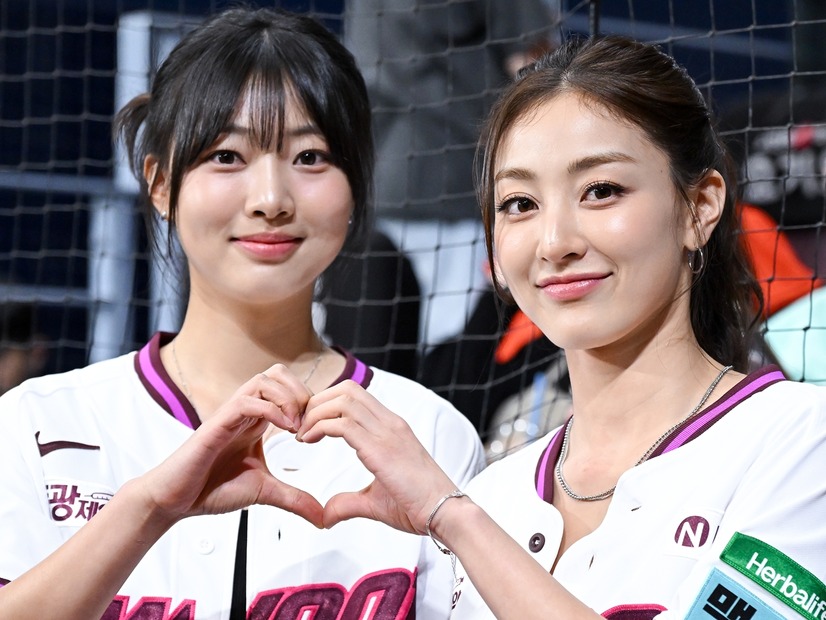 TWICE・ジヒョ、女優の実妹と手を繋いで始球式に登場！健康的な美しさ全開のユニ姿で魅了