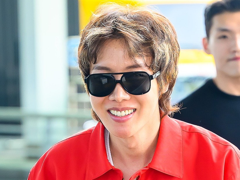 BTS・J-HOPE、軽々とした足取りで空港に登場！多忙極めるなかパリ・ファッションウィークへ