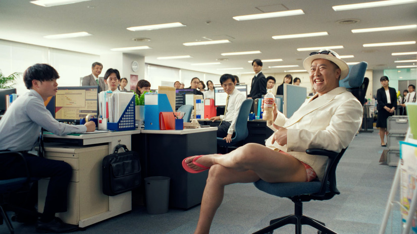 とにかく明るい安村が「しんどい6月」を明るく乗り切るWEB-CM公開！先輩社員・女性社員など4役に変身