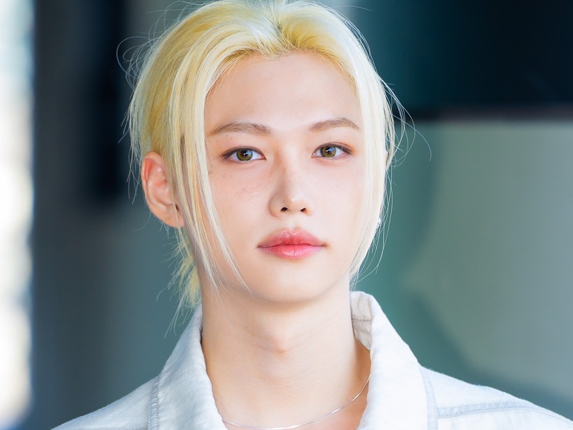「王子様だぁ」Stray Kids・フィリックス、純白コーデで放つ“非現実的な美しさ”に反響！