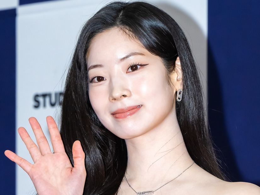 華奢な鎖骨もうっすら…TWICE・ダヒョン、紐なしドレスから覗く“美デコルテ”にうっとり「別格です」
