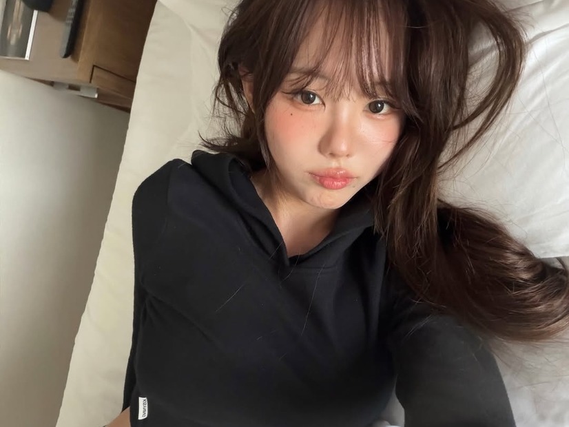 “デカさ”際立つインナーファッションで街角に！本当に2児の母？韓国インフルエンサーの近況が話題
