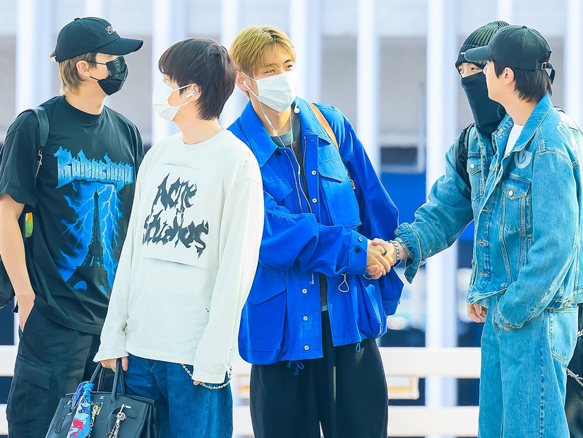 金髪×ブルージャケットが鮮やかなV、デニムセットアップでクリーンなJIN！BTSの5人がスペインへ