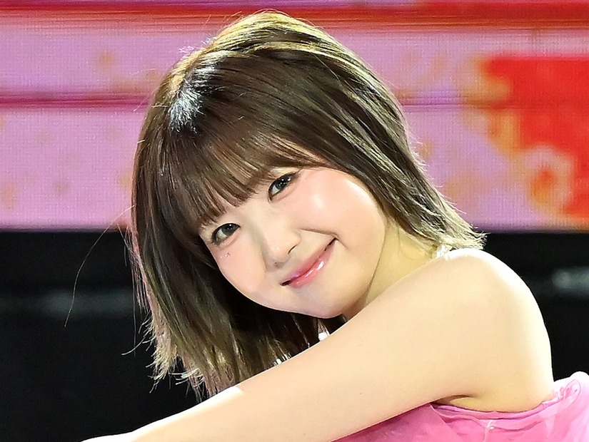 “胸元”接近ショットも…元AKB48本田仁美、ミニ丈トップスから吸い込まれそうな白肌あらわ「最高です」