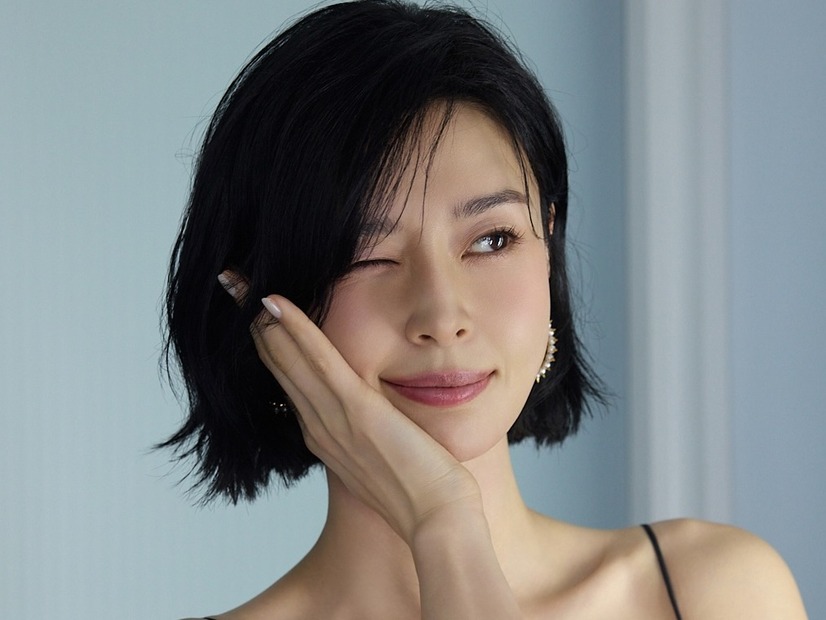 紐がちぎれそうなボリューム感…『梨泰院クラス』女優、“胸元ざっくり”ドレスで魅了「支え切れてる？」