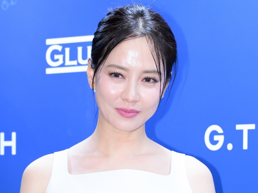 カラフルな肌着姿で「たくさん買って」とおねだり、社長自らモデルになった韓国女優