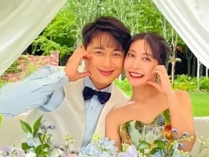 ファンだった14歳上の韓国俳優と結婚した日本人妻、第2子妊娠中の白ワンピ姿で“うっすらDライン”
