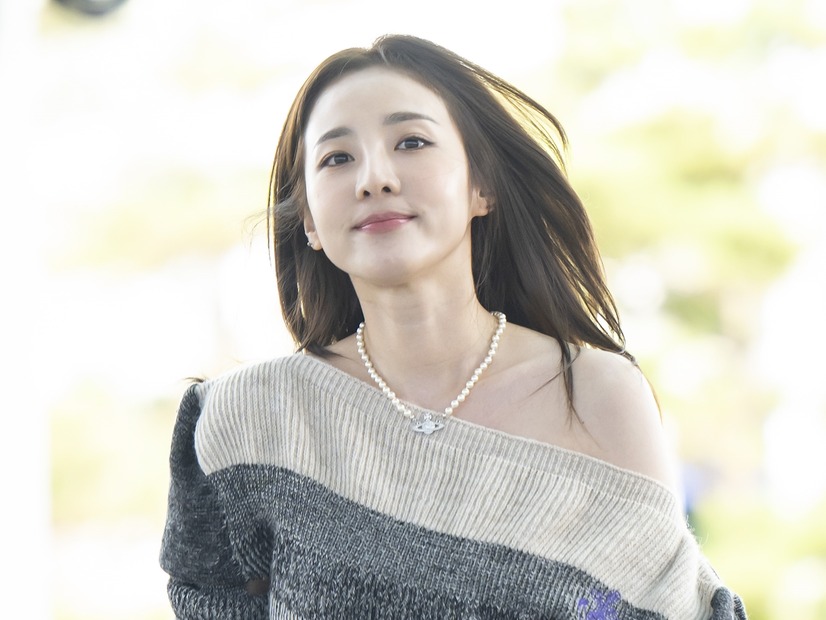 「思い切って全部脱ぐ」宣言が話題に！韓国女性歌手、赤ストッキングの大胆コーデに視線集中