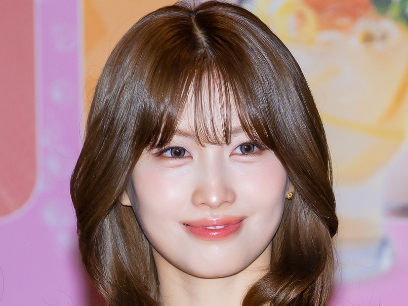 くびれがスゴイ…TWICE・モモ、ざっくり“脇腹カット”で際立つ圧巻ボディライン「見惚れた」
