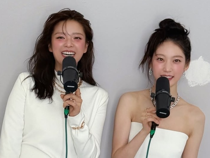コン・スンヨン、“姉妹撮影”のオフショット公開！TWICEジョンヨンと笑顔、同事務所移籍説も話題