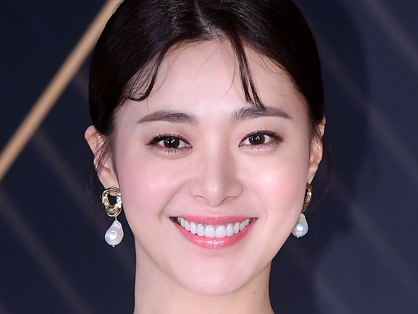 共用ソファーに土足の“マナー炎上”から3カ月…女優イ・ヨンウンが接写自撮り公開　43歳とは思えない童顔