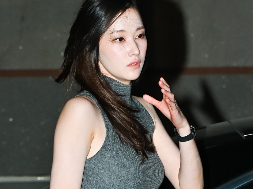 「服着てないの？」トップレスと見間違う大胆ショット、女優チョン・ジョンソの投稿にファン騒然