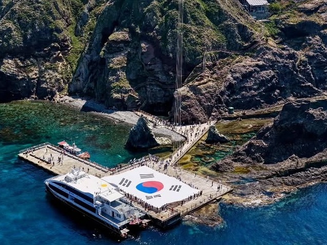 独島（＝竹島）に巨大韓国国旗を掲示、韓国大学教授が市民70人とのパフォーマンス実施を報告