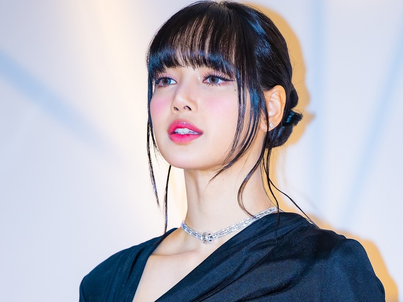 限界ギリギリ？BLACKPINK・リサ、腰までザックリ“大胆肌見せドレス”で視線独占「すっごい」