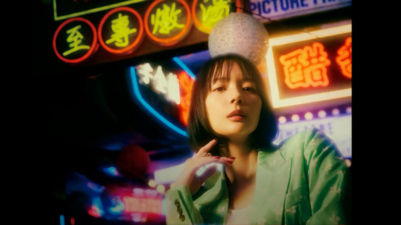 岡田紗佳、歌手デビューシングルのカップリング曲「カケヒキ・フライディナイト」を配信リリース