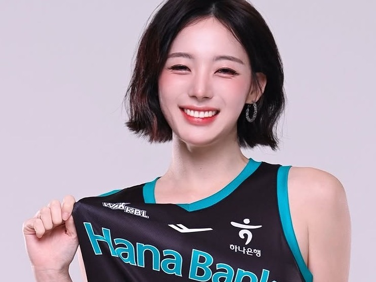 控えめな“膨らみ”にも視線集中…ショートヘア美女の韓国チア、夏の香り感じるタンクトップ姿に反響