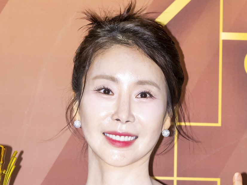 大きなお腹とスリムな手脚のコントラスト　“芸能界最高齢”妊婦の韓国女優、出産2カ月前の姿を公開