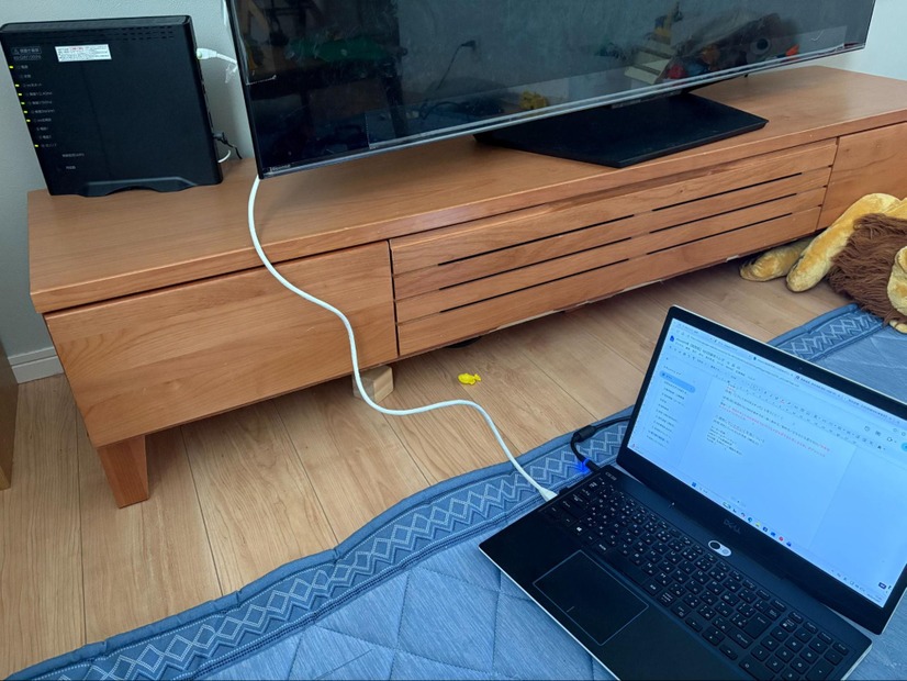 リビングの機器配置。左奥のテレビ台の上にeo-GW100(N)を設置し、リビング中央でノートPCを使用する。写真は取材用に有線接続した状態