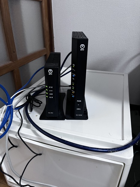 左が10G-ONU、右がホームゲートウェイ一体型のXG-100NE