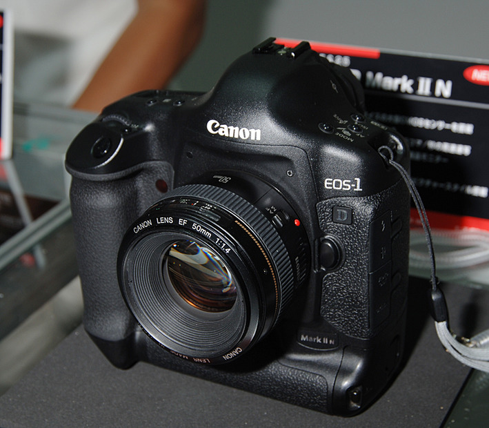 2.5型液晶と820万画素CMOSを搭載したプロ用デジタル一眼レフカメラのEOS-1D Mark II N