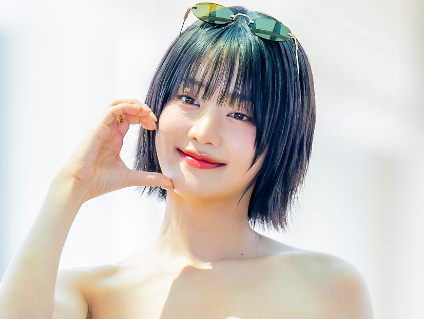 胸元のタトゥーもあらわ…ミンニ、プールで見せた妖艶なスイムウェア姿に視線集中「うわあああ」