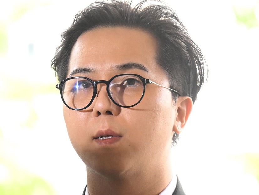 「本人に見えない」の声も…兵役法違反疑惑のK-POPアイドル、久々の近影に注目