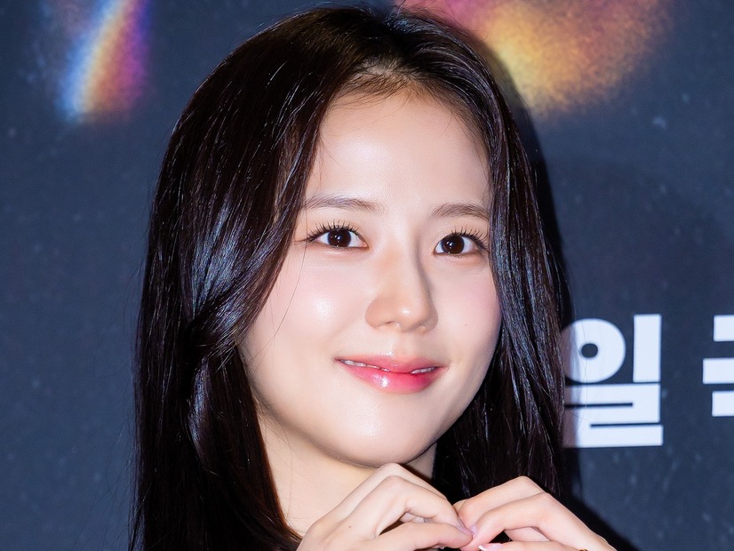 BLACKPINK・ジス、日本人デザイナーの個展を訪問！お茶目な笑顔の“和やか2ショット”が話題