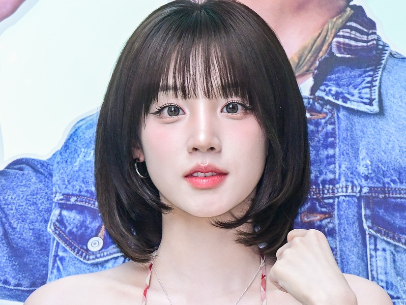 “美ワキ”丸出しポージング…ウギ、キュっと締まった真っ白ボディに釘付け「わぁ」「布面積少なすぎ」