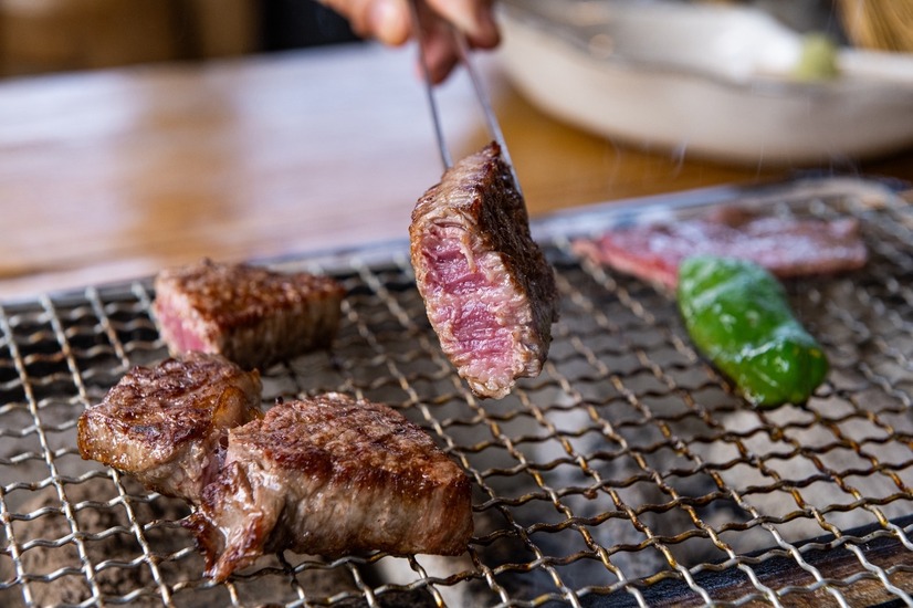 代表・天野自らが包丁を握り、肉の繊維を見極めて一枚一枚手切りした白老牛。