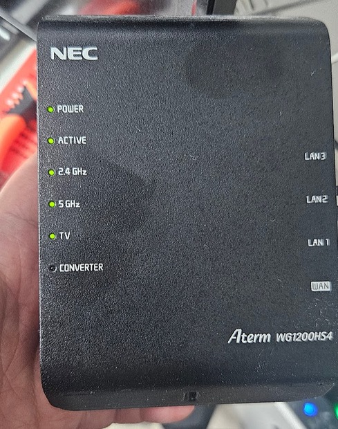 10G回線環境で採用したNEC Aterm WG1200HS4。Wi-Fi 5世代の製品ながら、安定した通信を実現している