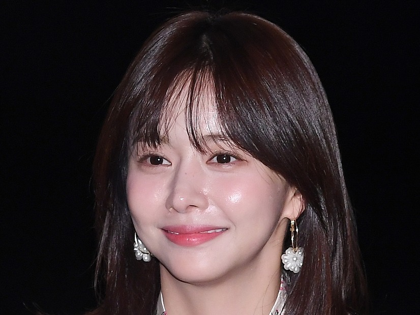 可愛い顔からは想像できないボリューム感！ピンクの紐スイムウェアで夏を楽しむ韓国女優