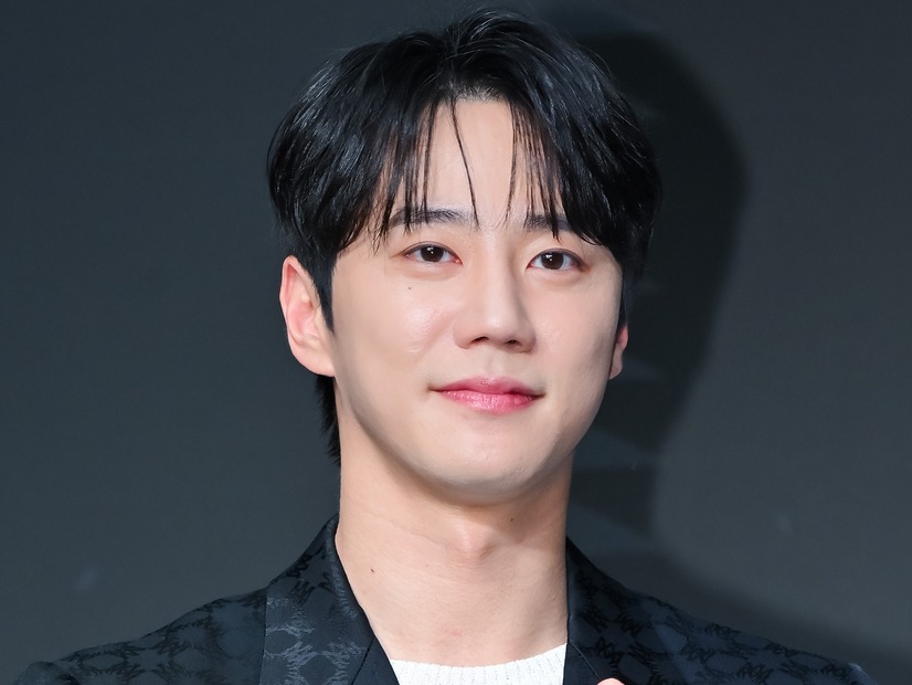 頭を刈り上げる様子も公開…キムタクとも共演の俳優イ・ジュニョン、本日（21日）入隊「しっかり行ってきます」