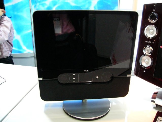 LaVie Aや同Nの進化系とも言える「tvi」。スタンドはTVチューナーを内蔵し充電器として機能する