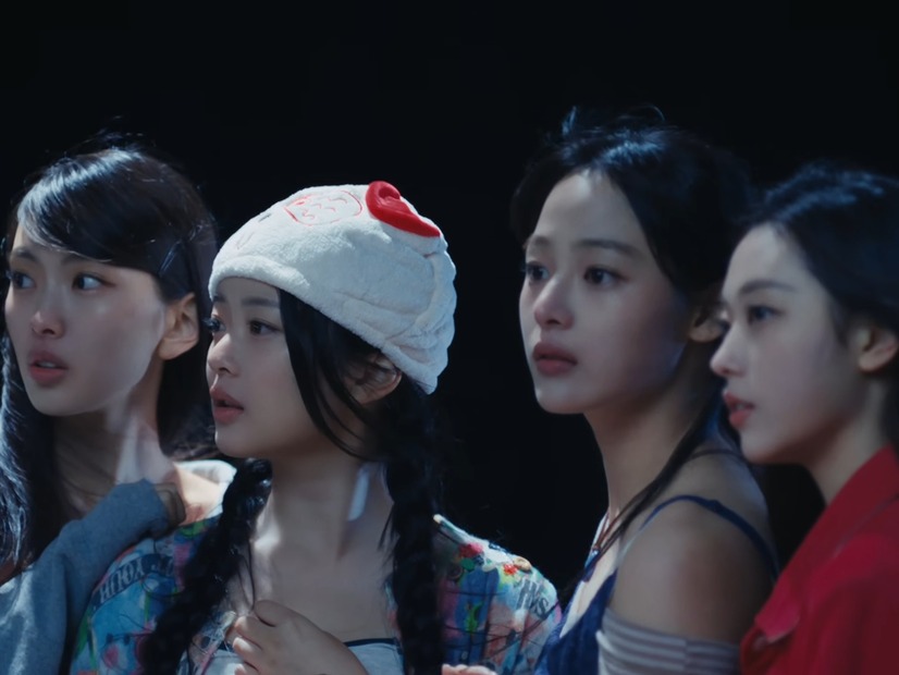 “4人”になったNewJeans、日本デビューSG以来のコンテンツが公開　4周年記念SPフィルム