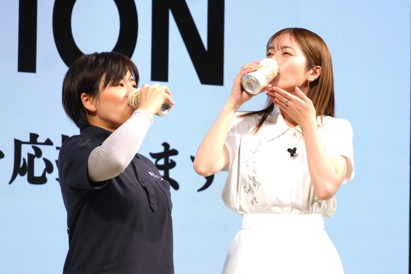 ウニ生産者・眞下美紀子さん、小芝風花【撮影：小宮山あきの】