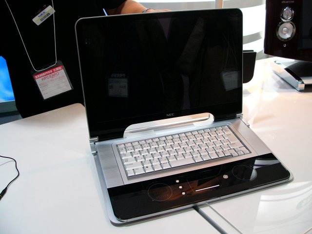 スタンドから外し、ディスレプを起こしてキーボード（本体）の後端までスライドさせるとPCとして使える