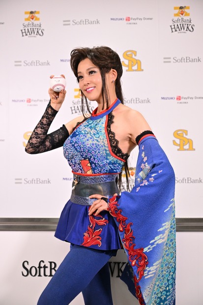 藤原紀香が“明治版キャッツアイ”の衣裳でPayPayドームに降臨！ノーバン投球に大歓声
