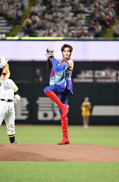 藤原紀香が“明治版キャッツアイ”の衣裳でPayPayドームに降臨！ノーバン投球に大歓声