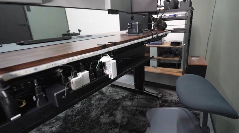 左右で差込口の間隔が異なるエレコムの10口電源タップ（C）たか︴ガレージ秘密基地づくり