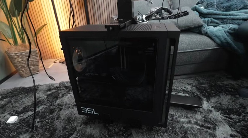 デスクの脚に吊り下げられたデスクトップPC。デスクと連動して動く（C）たか︴ガレージ秘密基地づくり