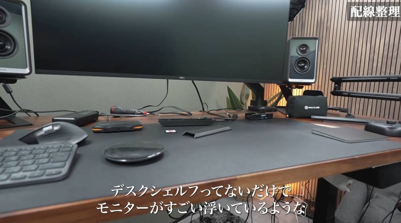 デスクシェルフを外し、モニターが浮遊するようなセットアップに（C）たか︴ガレージ秘密基地づくり