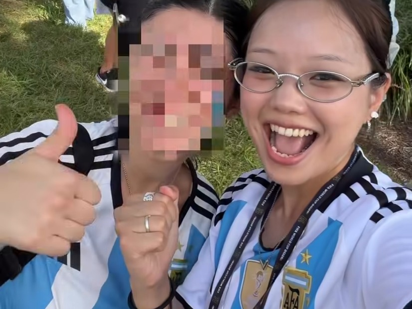 メッシのユニフォームを踏みつけ侮辱、サッカーファンを敵に回した韓国女性ユーチューバーが謝罪