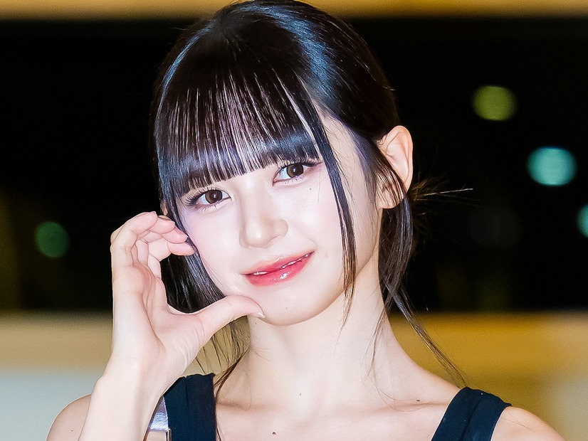美背中あらわ…日本人K-POPアイドル、“キャミ1枚”のヘルシー肌見せショット公開「やば！」「惚れた」