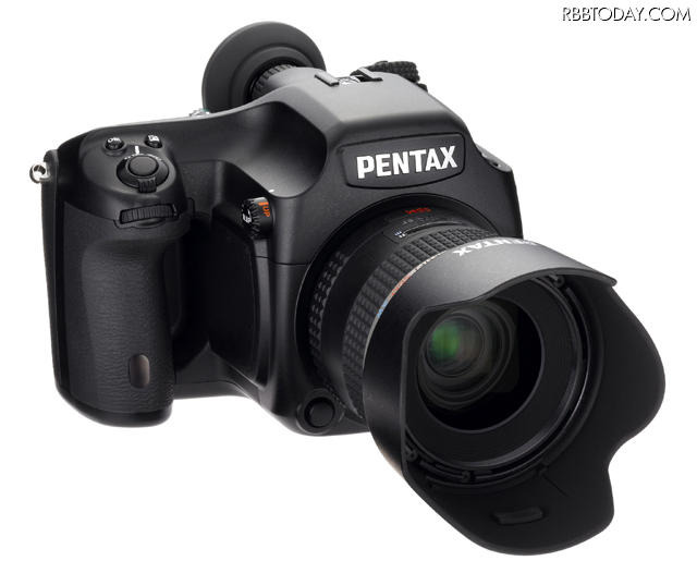 標準レンズを装着した「PENTAX 645D」の前面